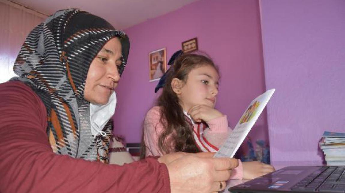 7 yaşındaki kızıyla EBA'da 'okuma- yazma' öğrendi